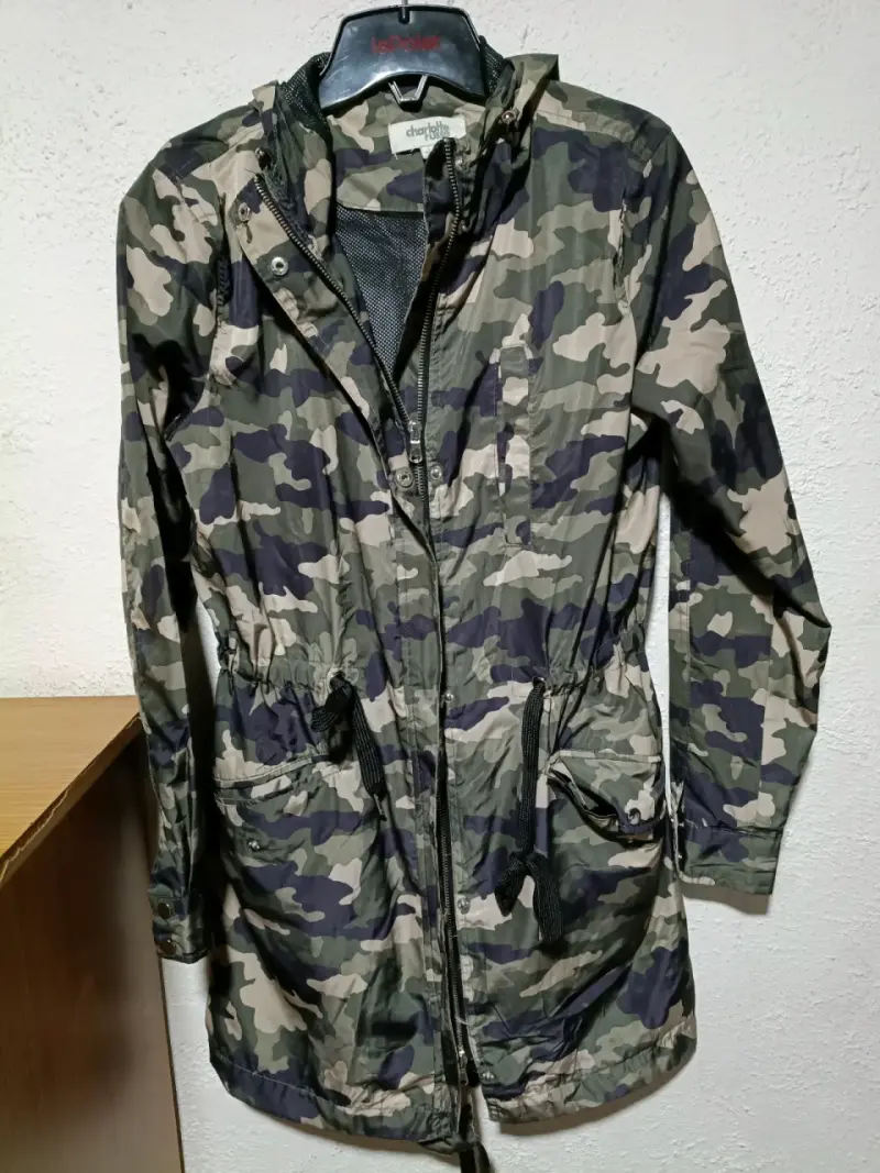 Parka camuflada para mujer Charlotte Russe