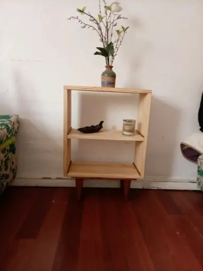 Estantería de madera pequeña con diseño minimalista - miniatura 1