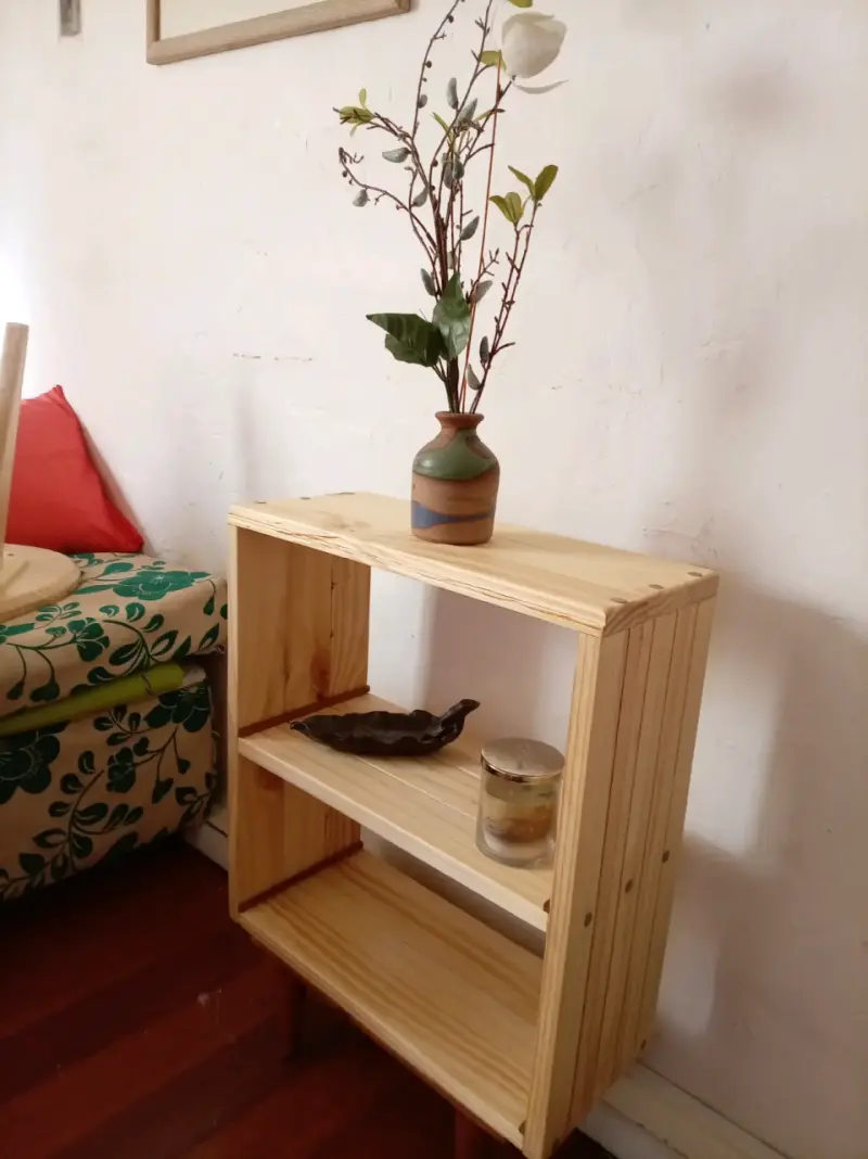 Estantería de madera pequeña con diseño minimalista - 2
