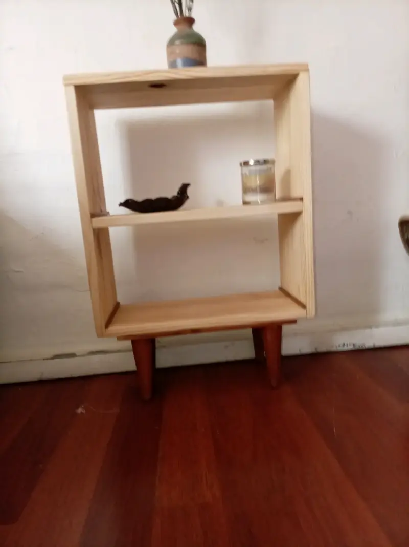 Estantería de madera pequeña con diseño minimalista - 3