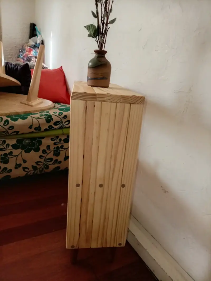 Estantería de madera pequeña con diseño minimalista - 4