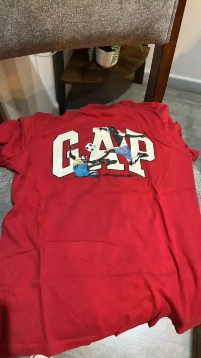 Polera roja GAP con diseño de fútbol - miniatura 1