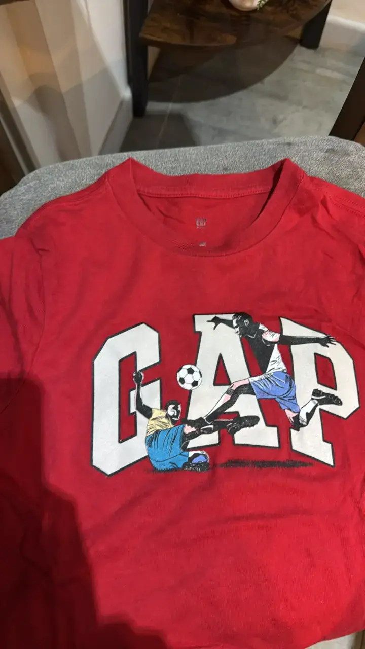 Polera roja GAP con diseño de fútbol - 2
