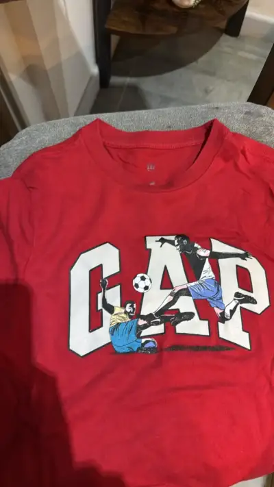 Polera roja GAP con diseño de fútbol - miniatura 2