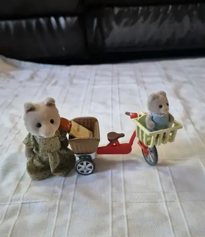 Set de figuras Sylvanian Families con triciclo - miniatura 1