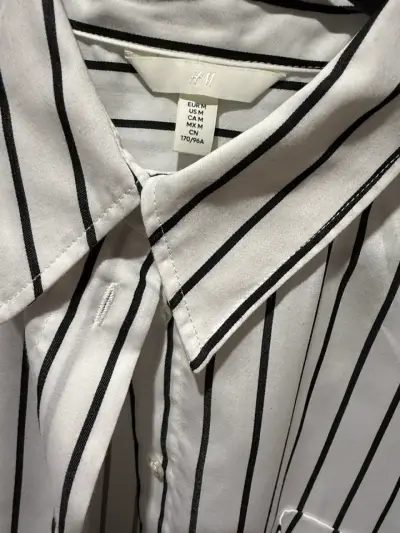 Camisa a rayas blancas y negras - miniatura 2