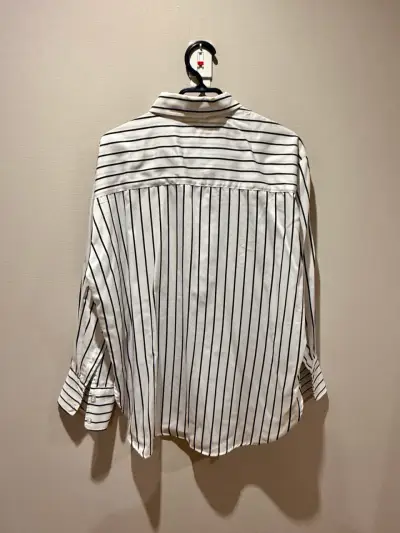 Camisa a rayas blancas y negras - miniatura 3