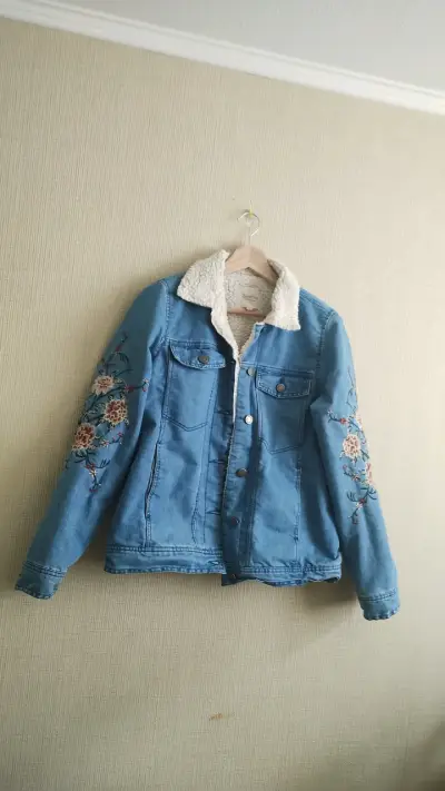 Chaqueta de mezclilla con bordado floral - miniatura 1