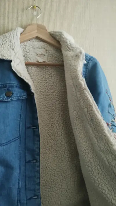 Chaqueta de mezclilla con bordado floral - miniatura 2