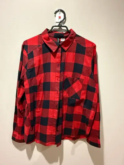 Camisa a cuadros roja y negra - miniatura 1