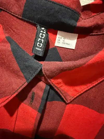 Camisa a cuadros roja y negra - miniatura 2