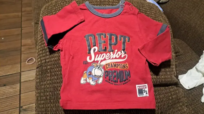 Polera blanca de niño con botones - 2