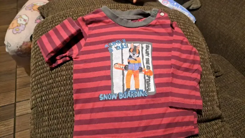 Polera blanca de niño con botones - 3