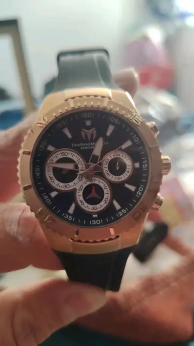 Reloj Technomarine dorado con correa negra - miniatura 1