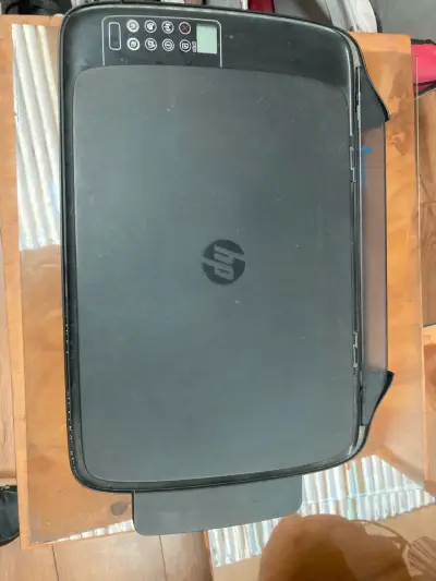 Impresora multifuncional HP DeskJet negra - miniatura 1