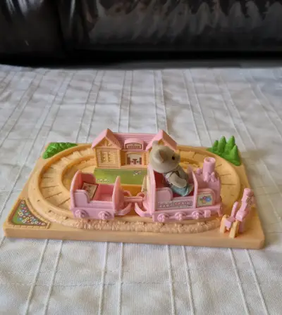 Sylvanian  Families tren con estación y oso - miniatura 1