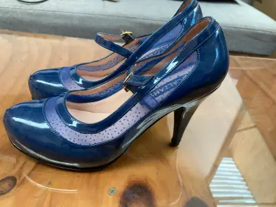 Zapatos de tacón azul con pulsera - miniatura 1