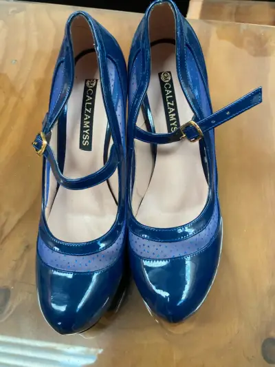 Zapatos de tacón azul con pulsera - miniatura 2
