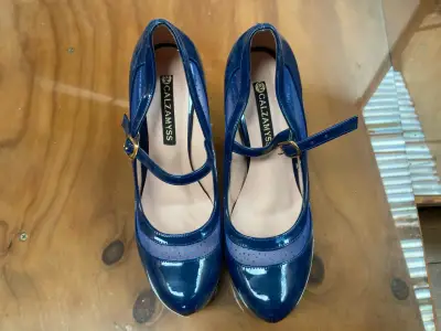 Zapatos de tacón azul con pulsera - miniatura 3