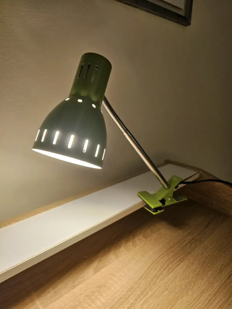 Lámpara de escritorio con clip verde