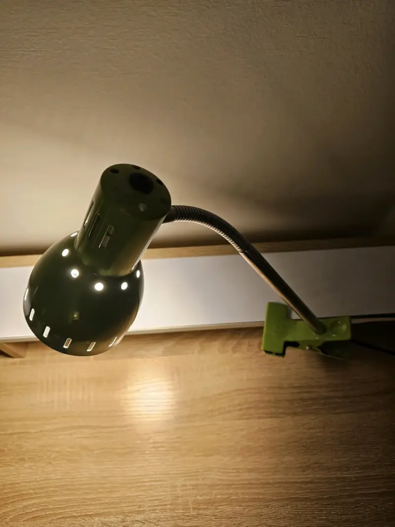 Lámpara de escritorio con clip verde - 2