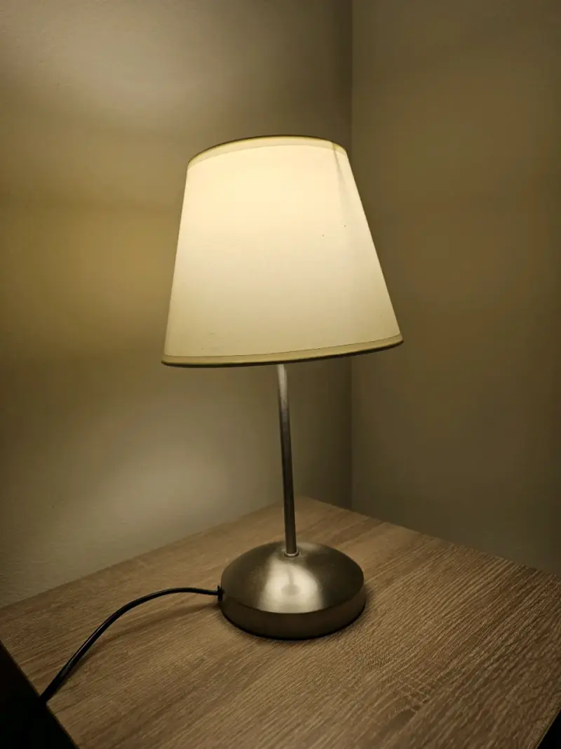 Lámpara de mesa con pantalla beige