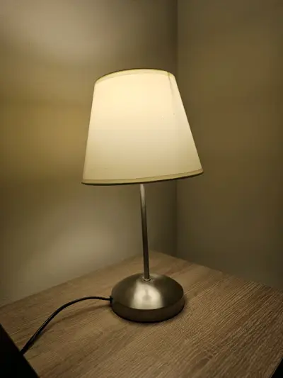 Lámpara de mesa con pantalla beige - miniatura 1