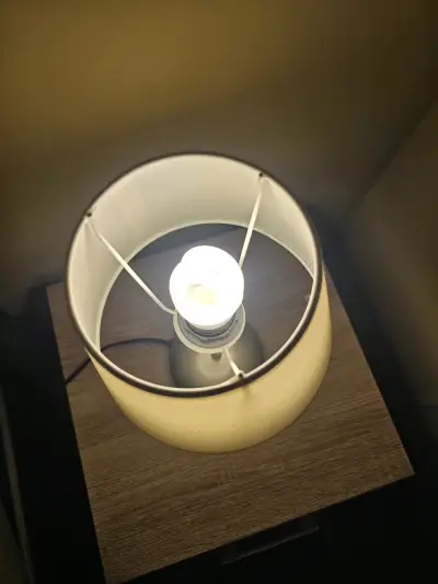 Lámpara de mesa con pantalla beige - miniatura 2