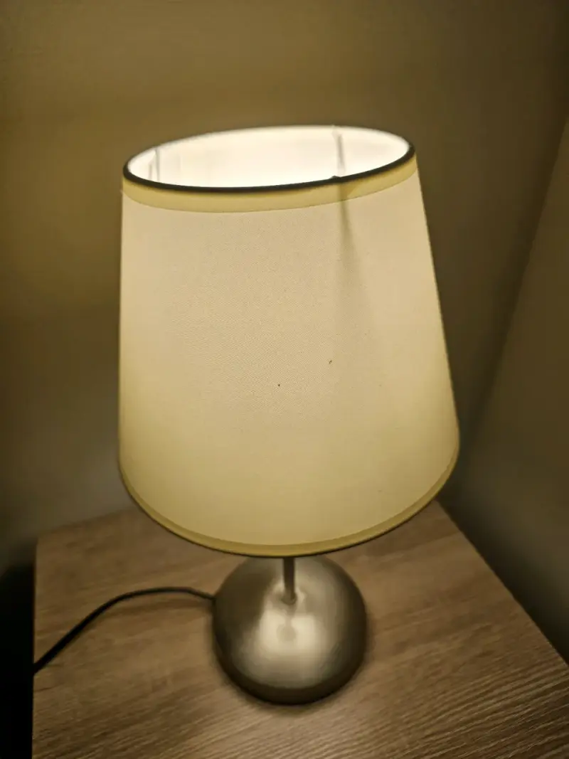 Lámpara de mesa con pantalla beige - 3