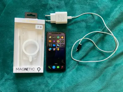 iPhone XR con cargador y funda magnética - miniatura 1