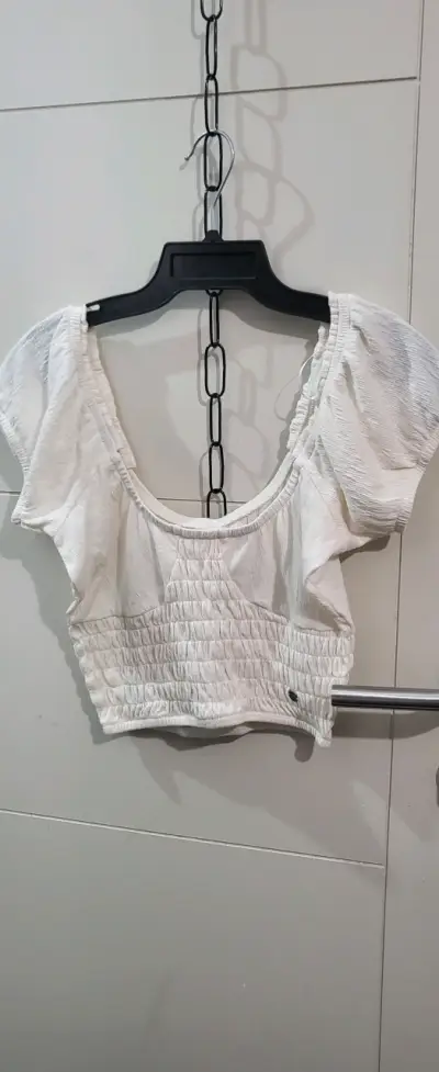 Blusa corta blanca con mangas abullonadas - miniatura 1
