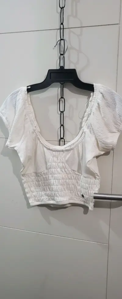 Blusa corta blanca con mangas abullonadas - miniatura 2