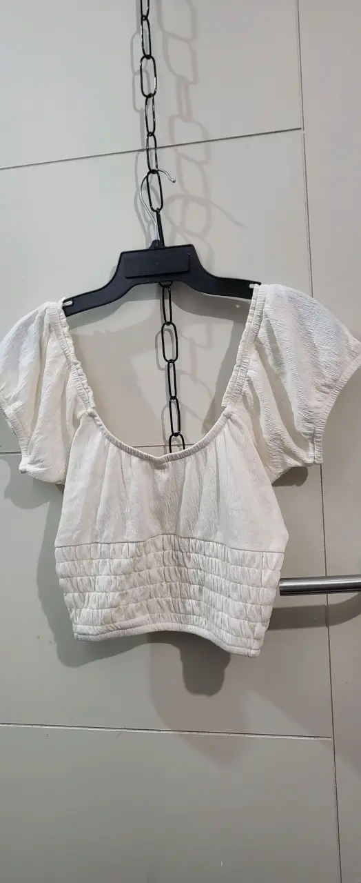 Blusa corta blanca con mangas abullonadas - 5