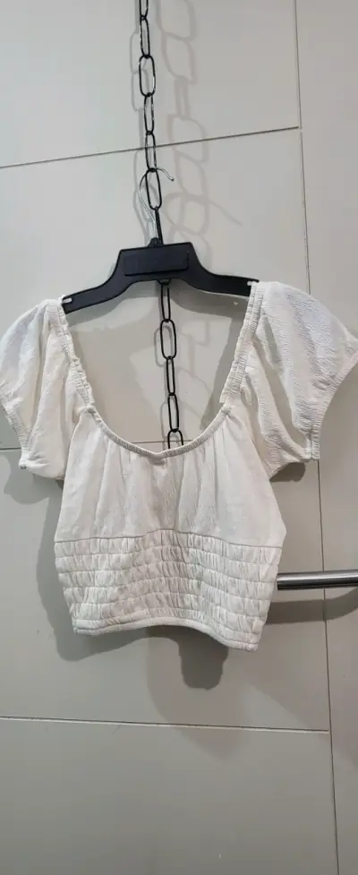 Blusa corta blanca con mangas abullonadas - miniatura 5