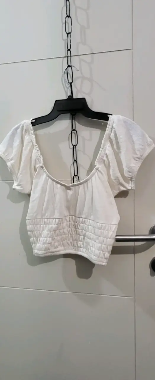 Blusa corta blanca con mangas abullonadas - 6