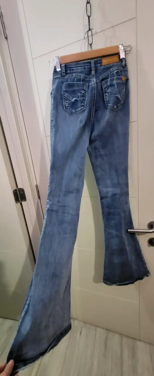 Jeans acampanados de mezclilla azul - 2