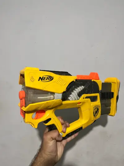Lanzador Nerf N-Strike amarillo usado - miniatura 1