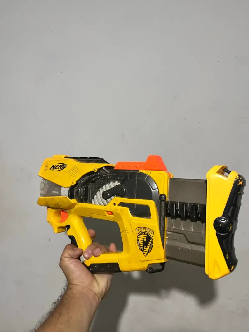 Lanzador Nerf N-Strike amarillo usado - 4