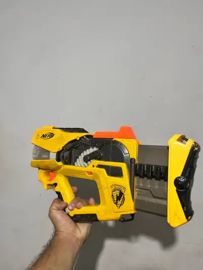 Lanzador Nerf N-Strike amarillo usado - miniatura 4
