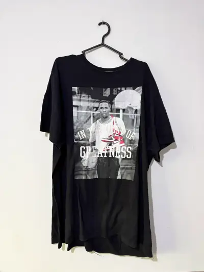 Polera negra con diseño gráfico de baloncesto - miniatura 1