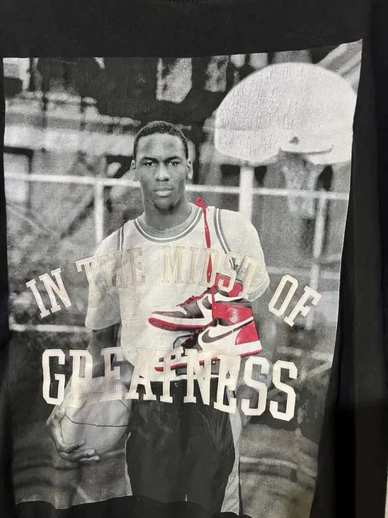 Polera negra con diseño gráfico de baloncesto - 2