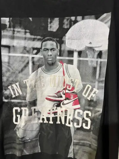 Polera negra con diseño gráfico de baloncesto - miniatura 2