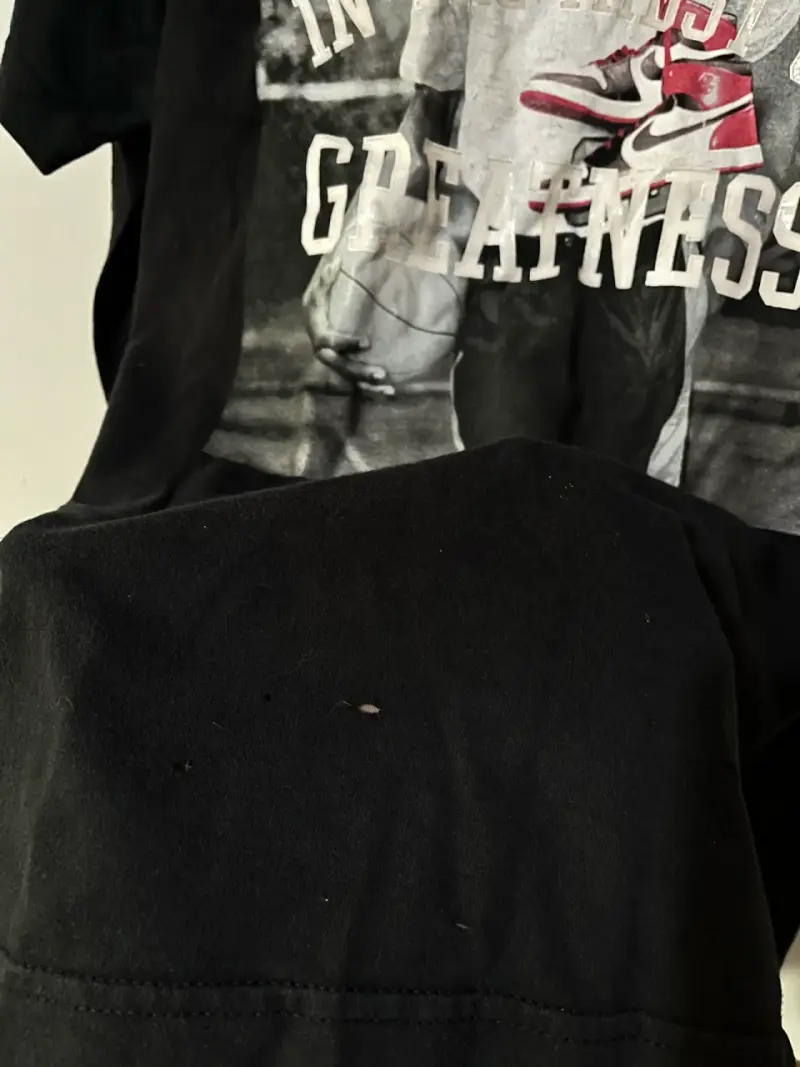 Polera negra con diseño gráfico de baloncesto - 3