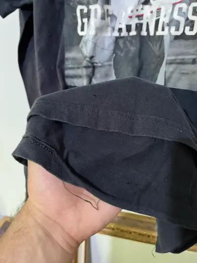 Polera negra con diseño gráfico de baloncesto - miniatura 4