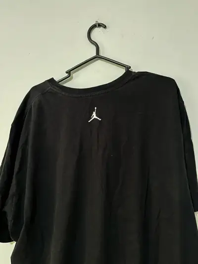 Polera negra con diseño gráfico de baloncesto - miniatura 5