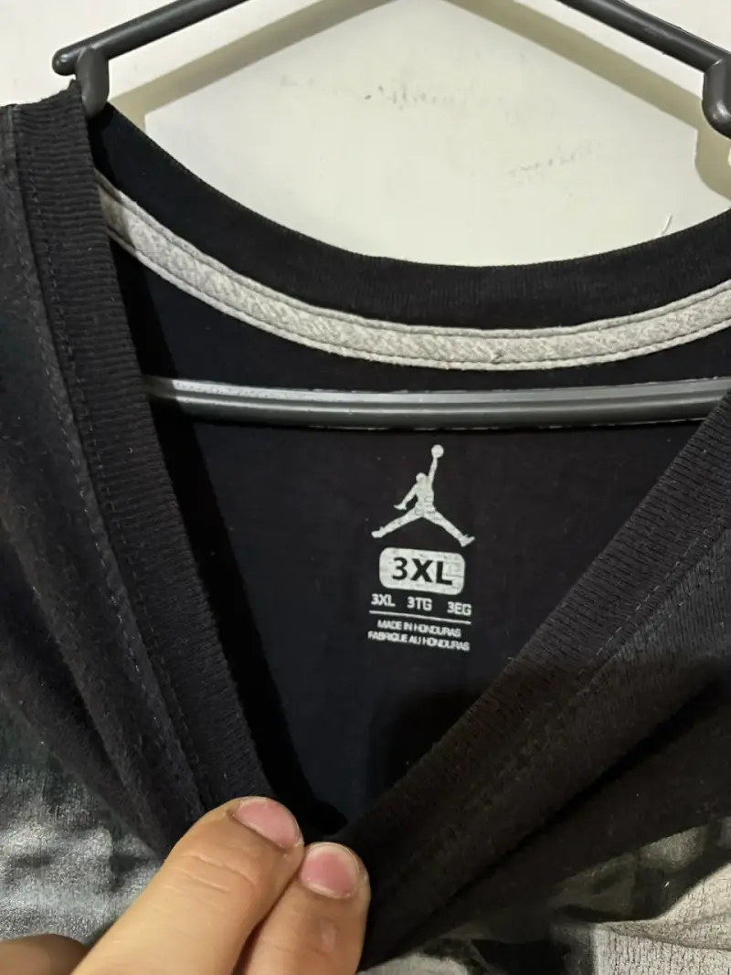 Polera negra con diseño gráfico de baloncesto - 6