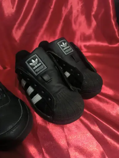 Zapatillas Adidas negras clásicas - miniatura 1