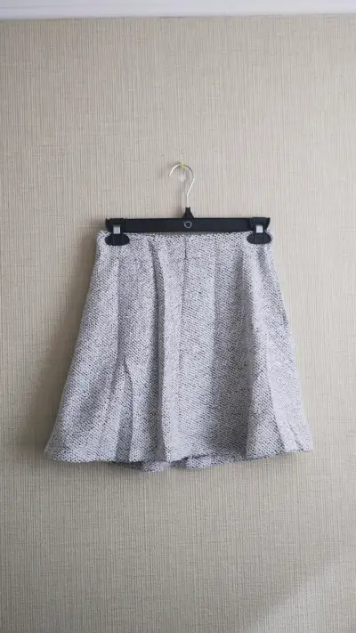 Falda corta gris jaspeada para mujer - miniatura 1
