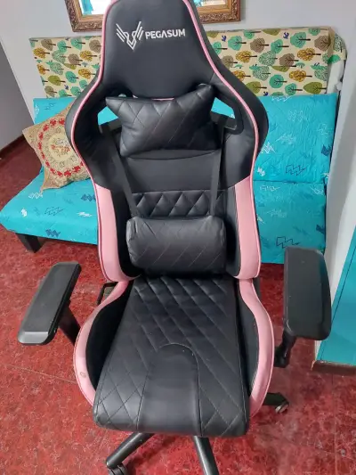 Silla gamer Pegasum negra y rosada - miniatura 1