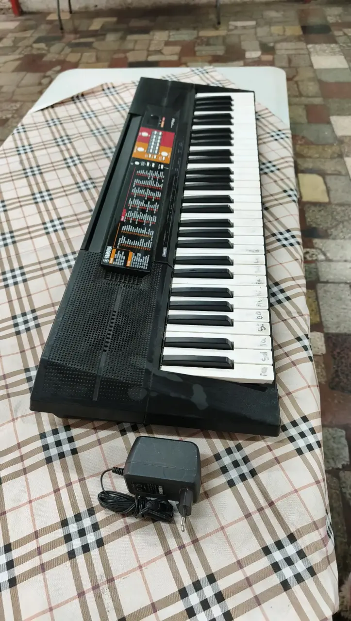 Teclado Yamaha con Adaptador Original - 1